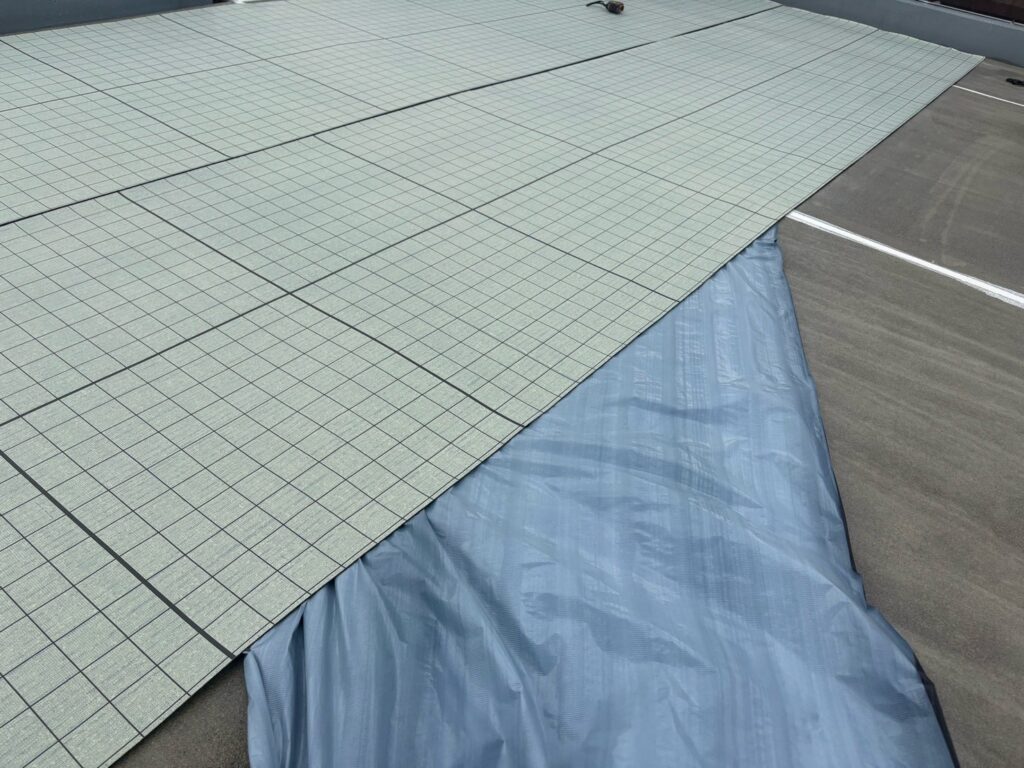 自着シート貼り付け<br />
（既存の下地との隙間を作ってくれる通気性能のあるシートになります。）